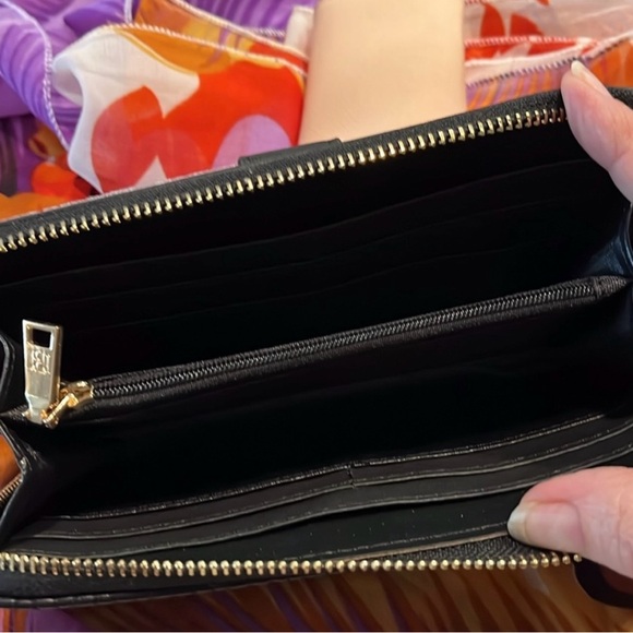 Badgley Mischka Black Wallet with Textured Material and Gold Logo - Picture 4 of 6